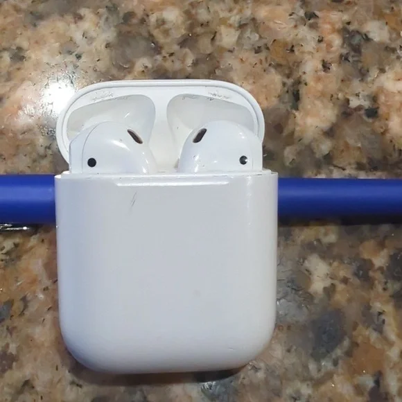 🎧 Apple AirPods (1st Generation) - Picture 1 of 4